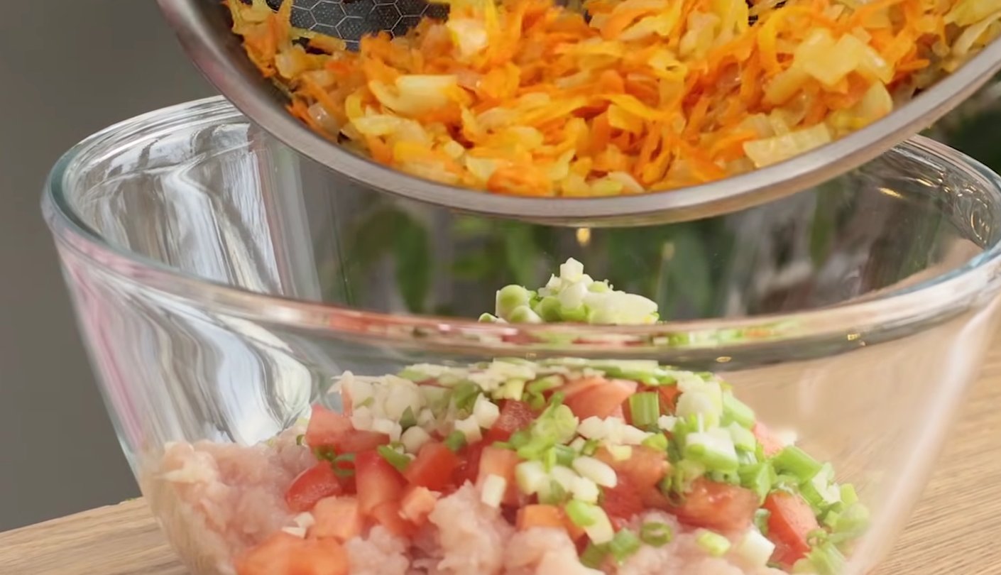 Соковиті курячі котлети з овочами та зеленню