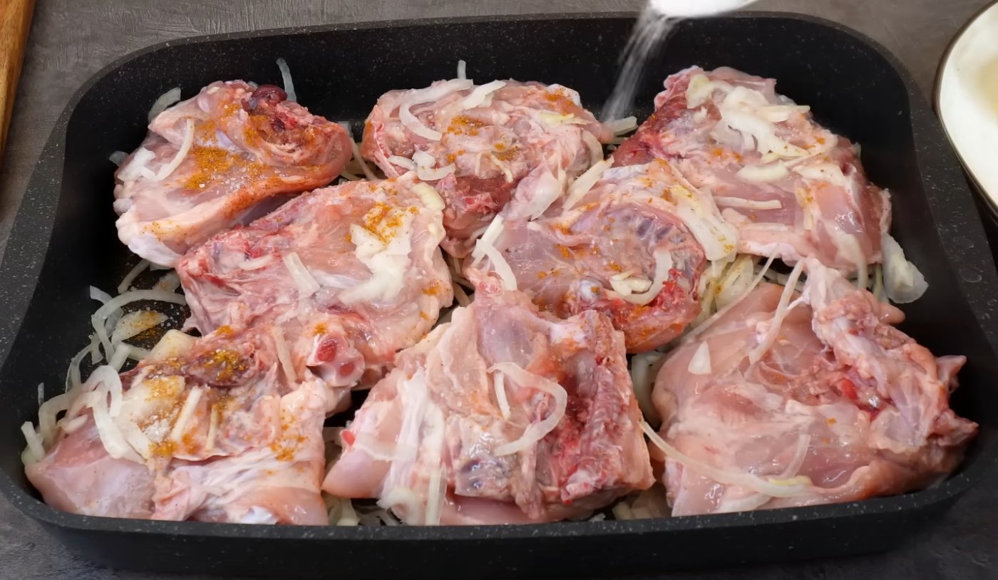 курка з картоплею в духовці