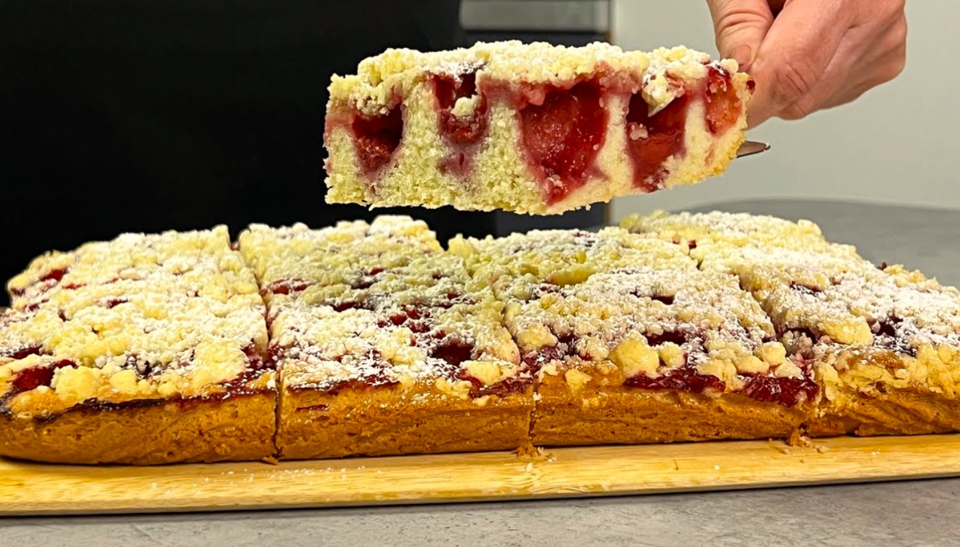 Печи хоч кожен день, поки є заморожені ягоди! Все змішали за 5 хвилин і в духовку. До чаю!