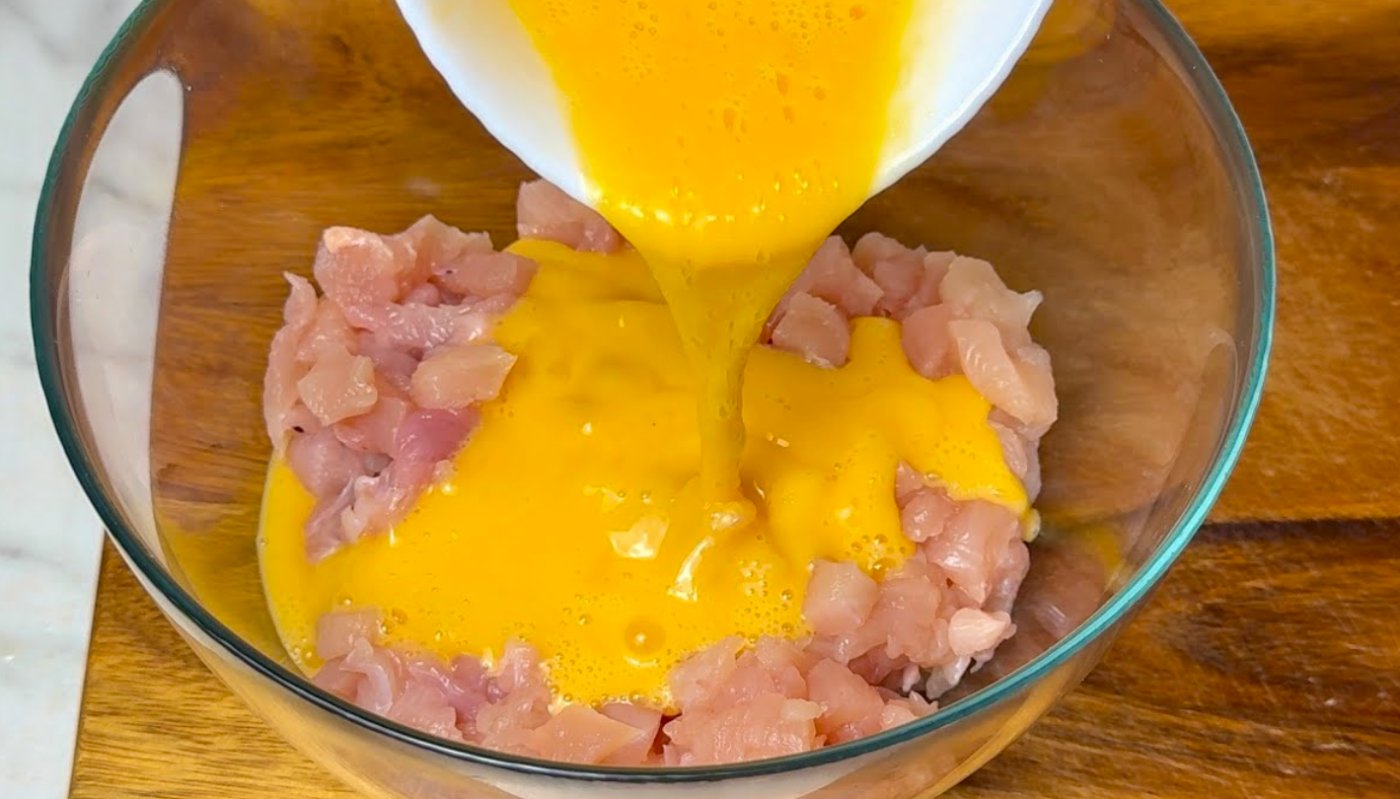 Просто наріжте філе і вилийте 2 яйця. Ніколи ще не їла такої смачної курячої грудки!