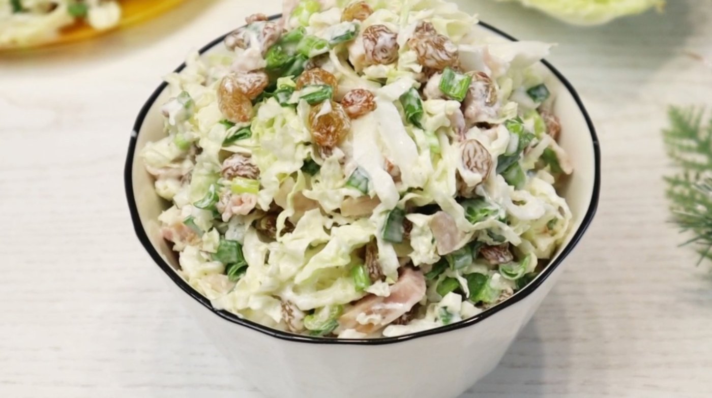 Я не вірила в це поєднання поки не приготувала. А даремно - салат з капустою і з секретом