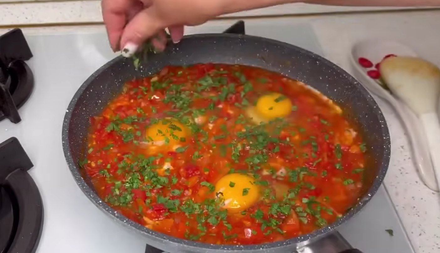 яєчня з овочами на сніданок