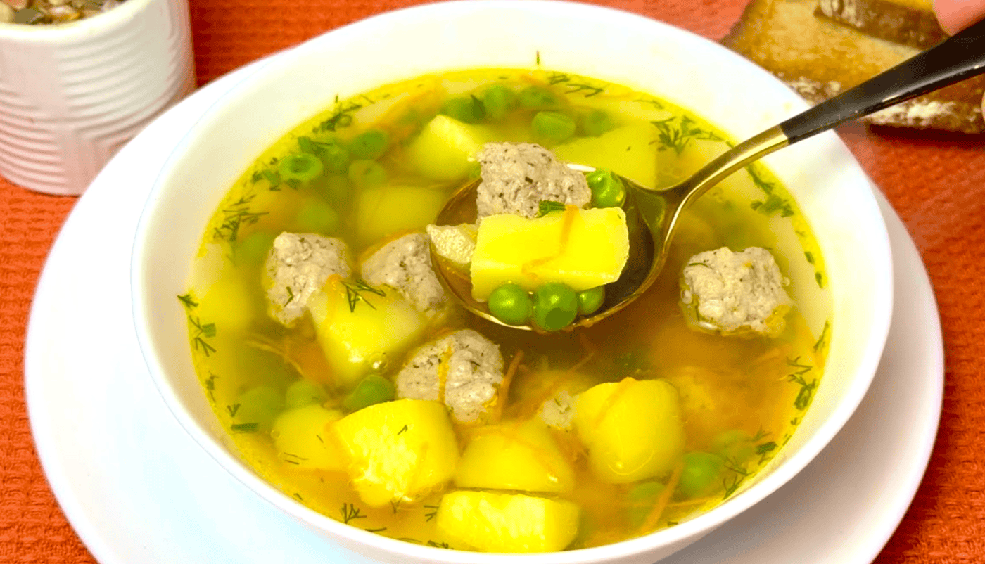 Саме те, що потрібно для "розвантажувальних" днів: швидкий суп з фрикадельками та горошком