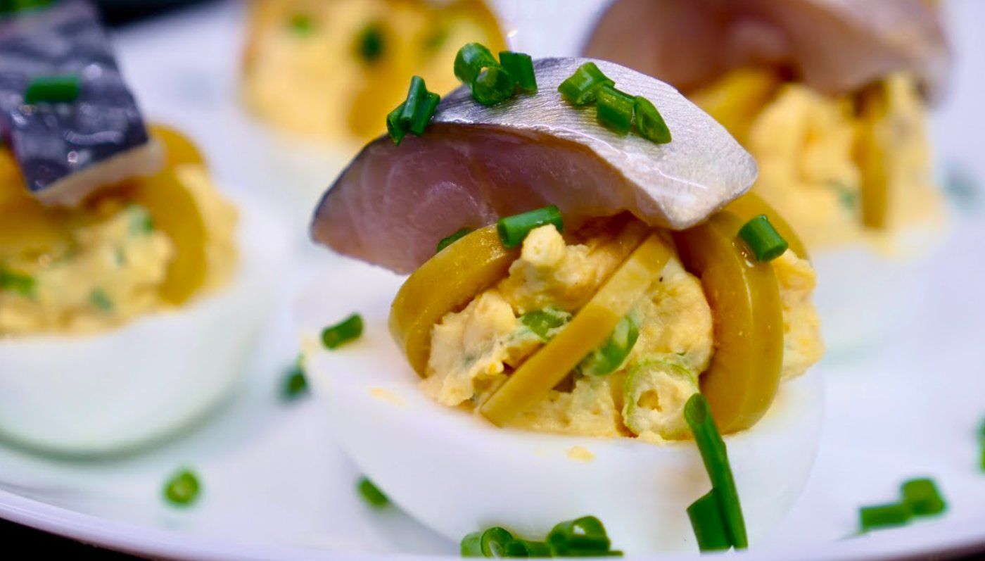 Самий Ходовий рецепт: закуска "Хвилинка" - Фаршировані яйця зі скумбрією!