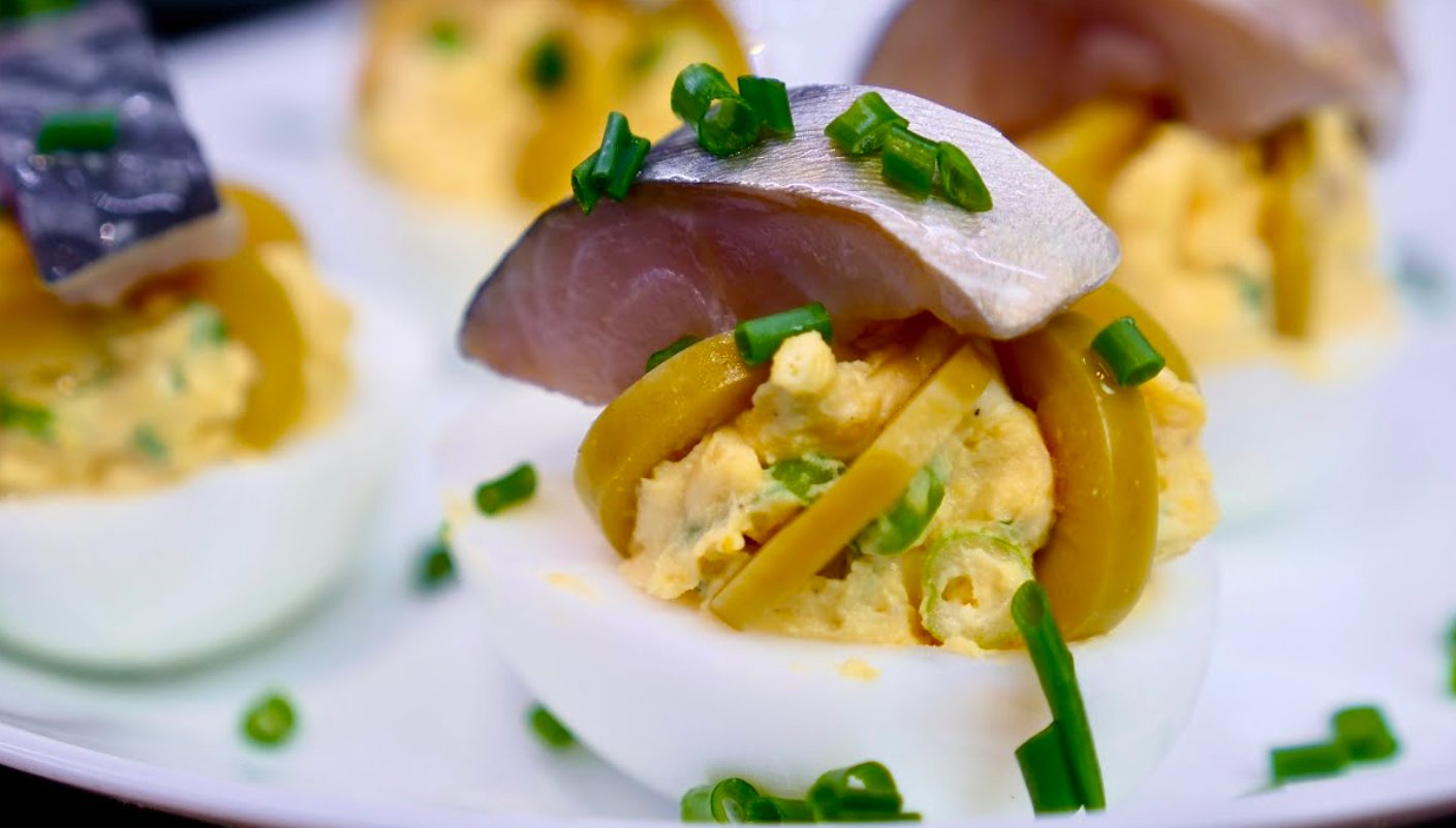 Самий Ходовий рецепт: закуска "Хвилинка" - Фаршировані яйця зі скумбрією!