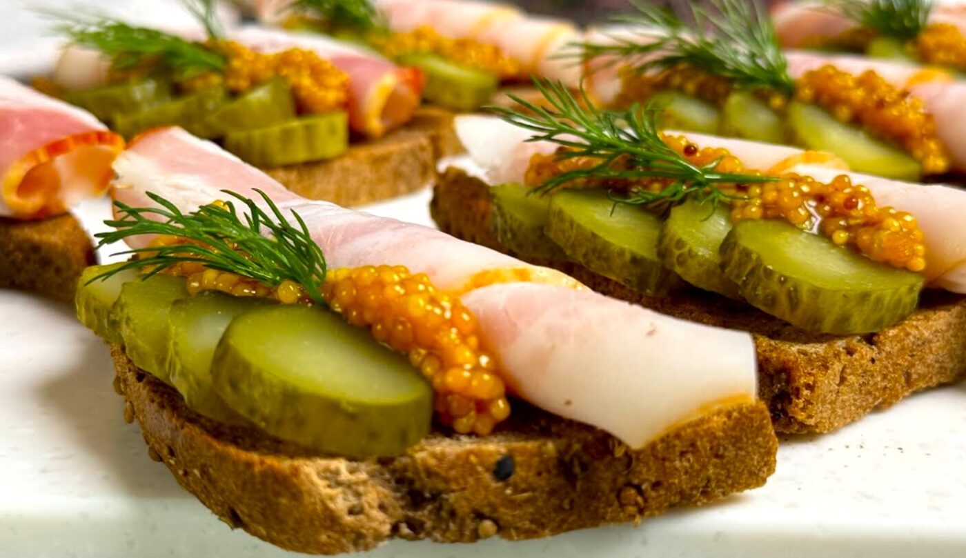 Бутерброди з салом і огірками "Виручайка"