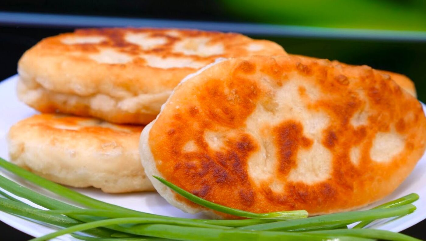 Пухкі пиріжки з капустою на сковороді