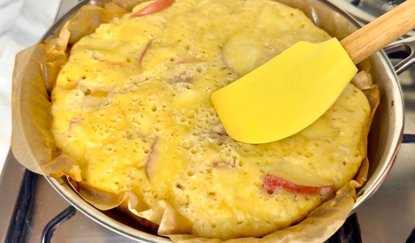 яблучна шарлотка на сковороді за 5 хвилин - завжди виходить пухкою