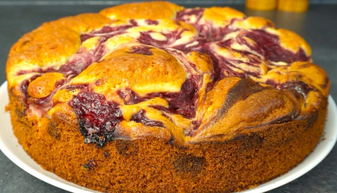 Лише 2 інгредієнти - і бісквітний пиріг заграє новими барвами. Простий рецепт до чаю