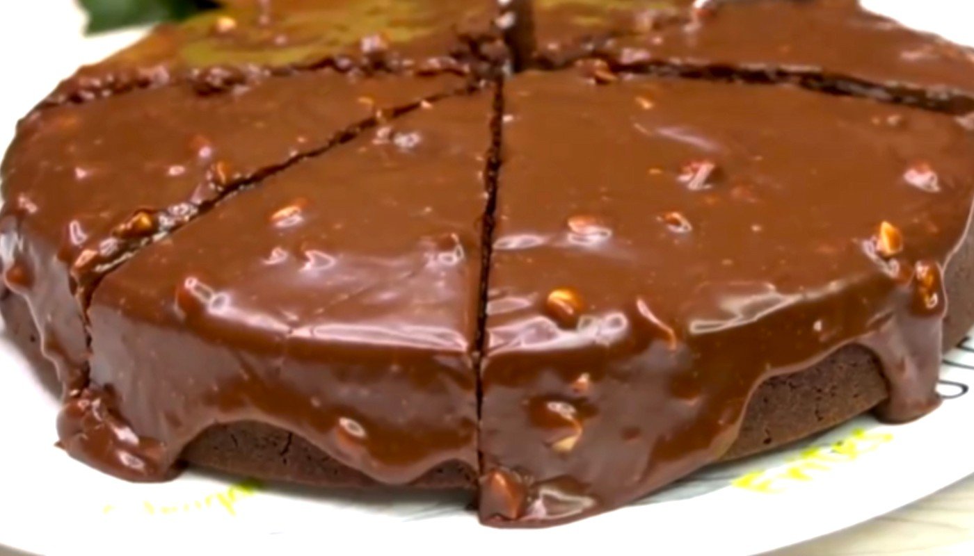 Просто змішую печиво з молоком, ставлю в духовку і шоколадний торт готовий