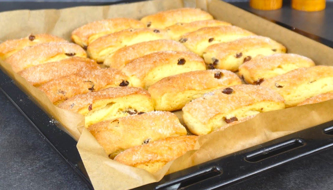 Домашні "Пухнастики" з родзинками за 30 хвилин: швидка здобна випічка до чаю