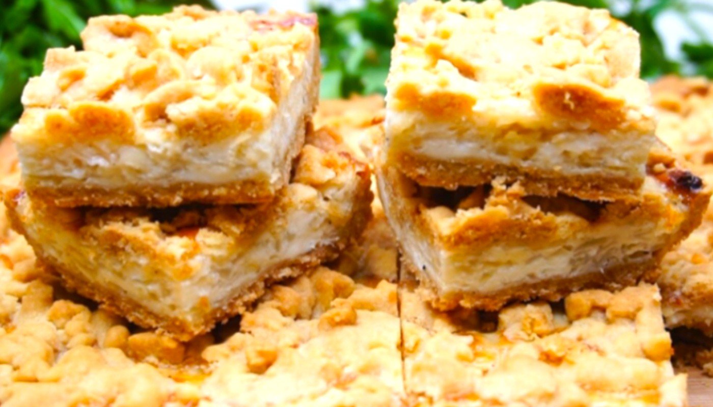 Готувала на пробу, тепер печу через день: закусочний тертий пиріг з плавленими сирками