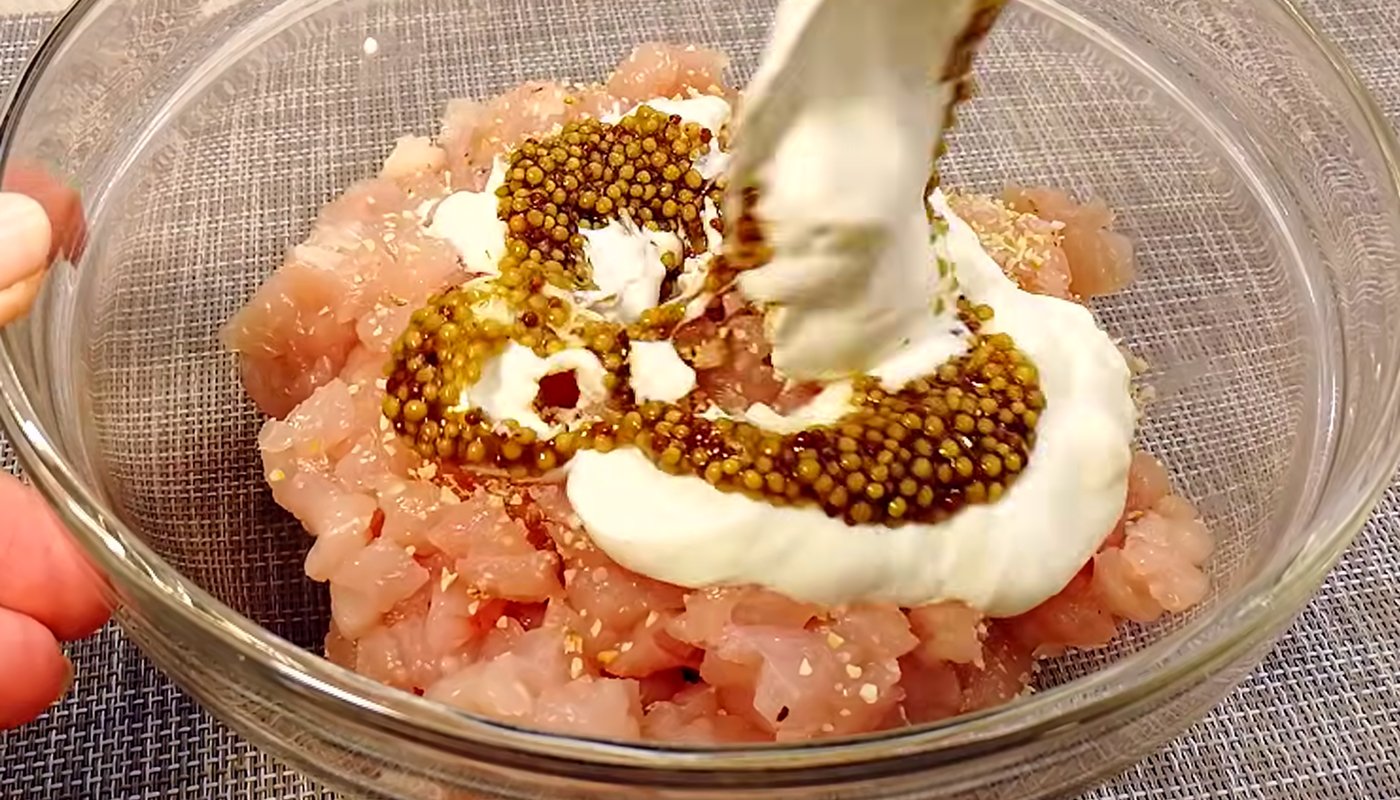 Деруни з курячою грудкою по-королівськи