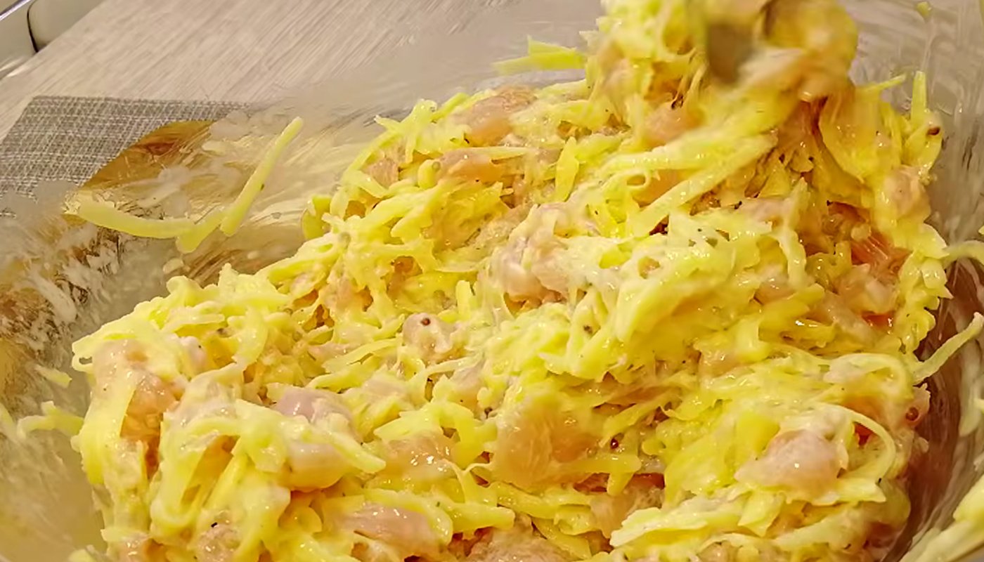 Деруни з курячою грудкою по-королівськи