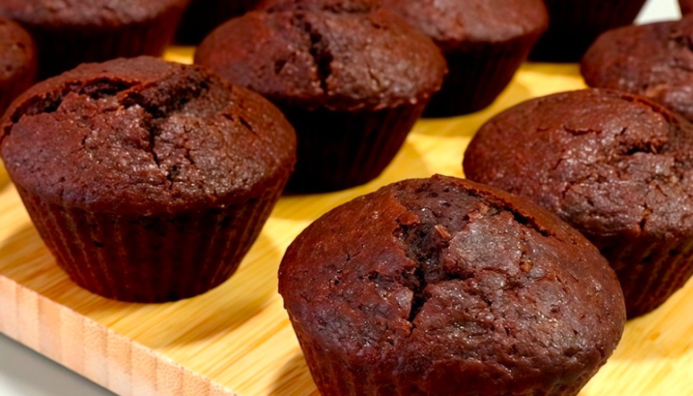 Шоколадні кекси на кефірі за 5 хвилин: простий і бюджетний рецепт без міксера