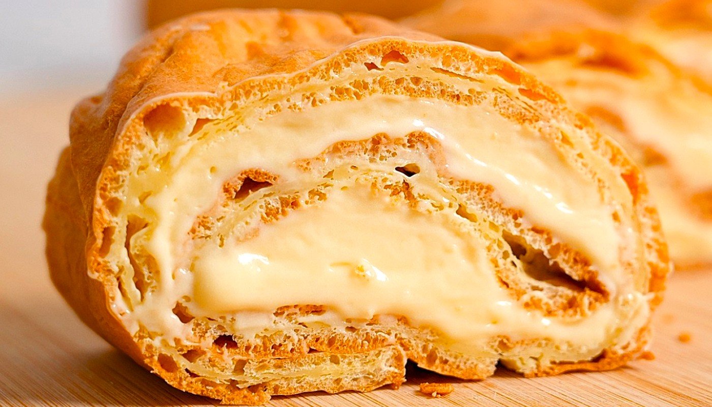 Рулет «Еклер» з заварним кремом ніжніший за тістечка, а готується набагато простіше