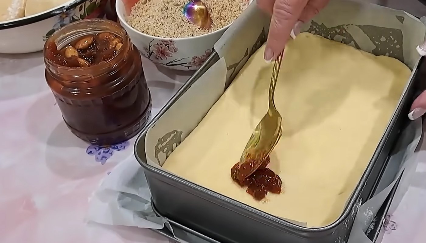 пляцок з повидлом і горіхами