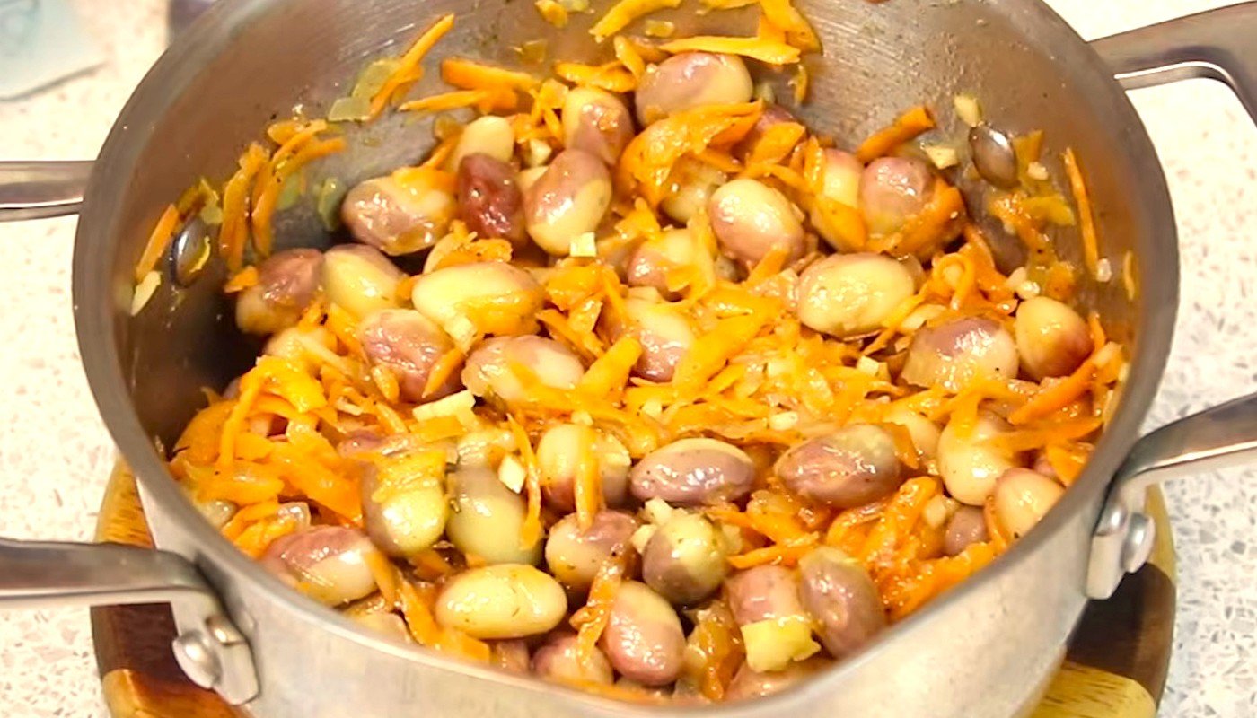 Приготувала бабусин пісний салат із квасолі по-новому: тепер готую цілими каструлями