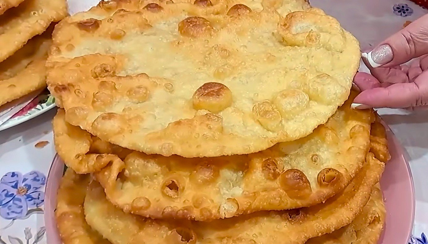 Змішую майонез з окропом і за 20 хвилин ціла гора пухких коржиків на столі