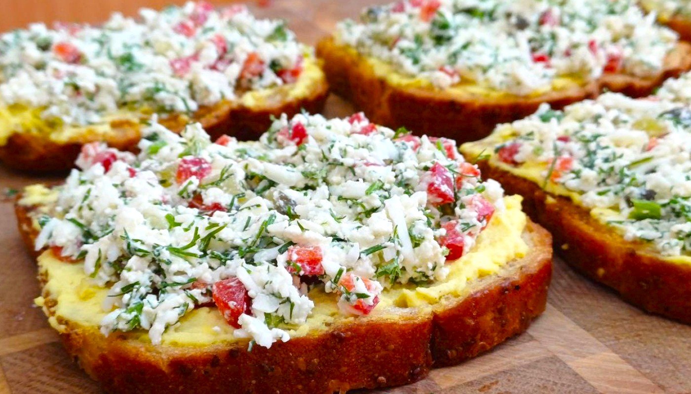 Весняні бутерброди на Великодній стіл 2026: з цією намазкою змітають зі столу першими