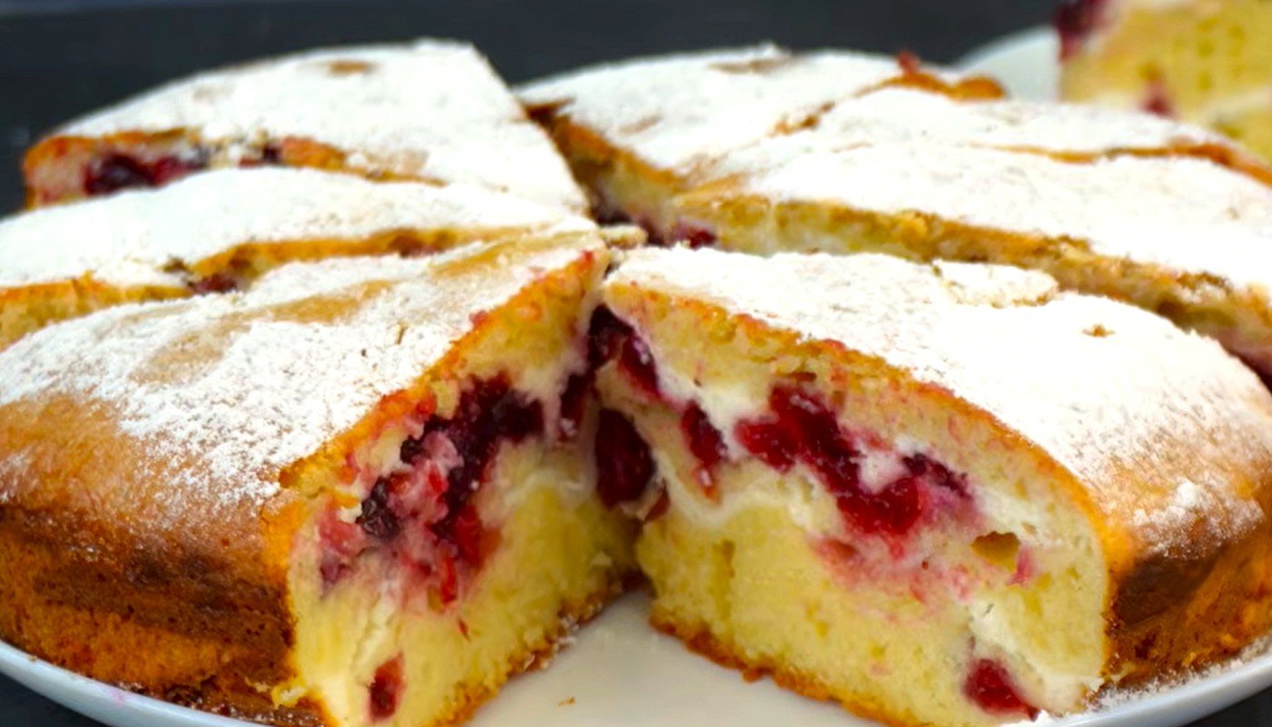 Коли в морозилці є заморожені ягоди, печу цей пиріг з сирною начинкою і одразу подвійну порцію