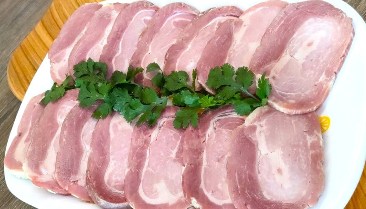 Беру звичайну підчеревину і готую справжній делікатес — домашня шинка-рулет на Великодній стіл