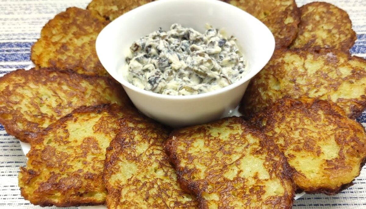 Смажу в піст і не тільки: хрусткі деруни без яєць з грибами - сільський рецепт, який всі просять