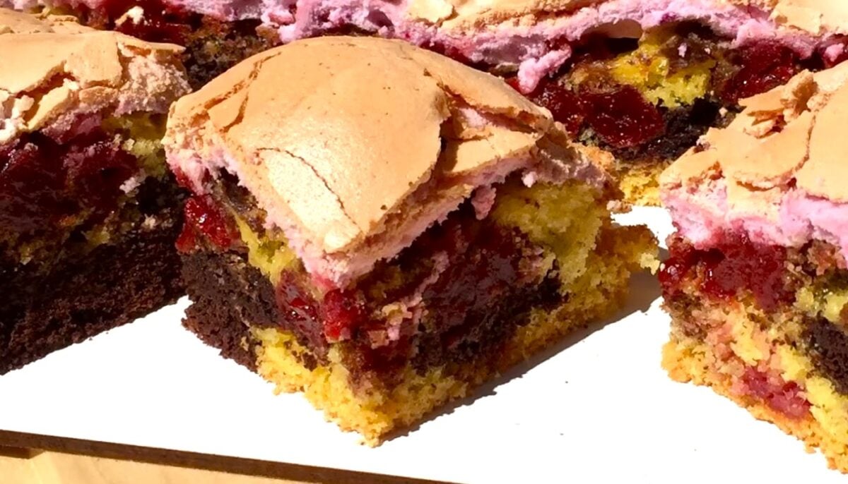 Пляцок без крему одним коржем: старий бабусин рецепт на всі свята і неділі