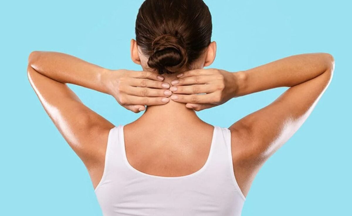 Ніби зняли камінь із плечей: японська вправа для шиї, яку можна робити навіть у черзі