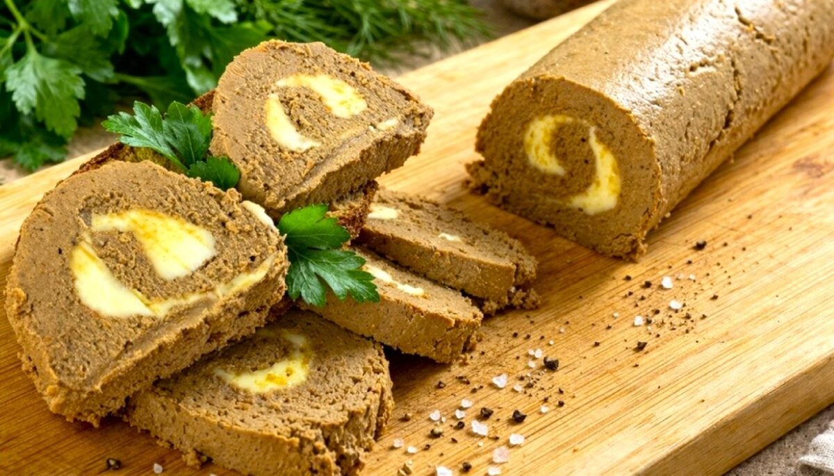 Беру 500 г печінки - ніжний рулет, який зникає зі столу: ідеально на намазку і святкову нарізку