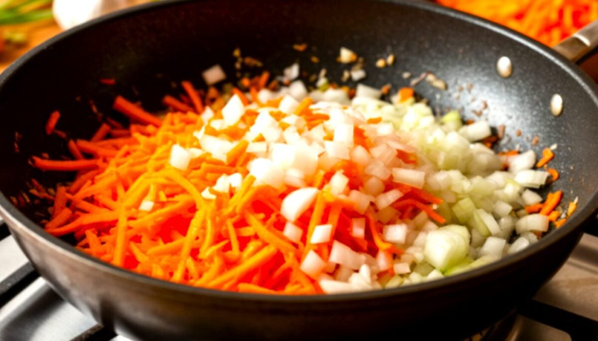Чому цибулю та моркву не смажать разом? Секрет, який розкриє смак будь-якої страви