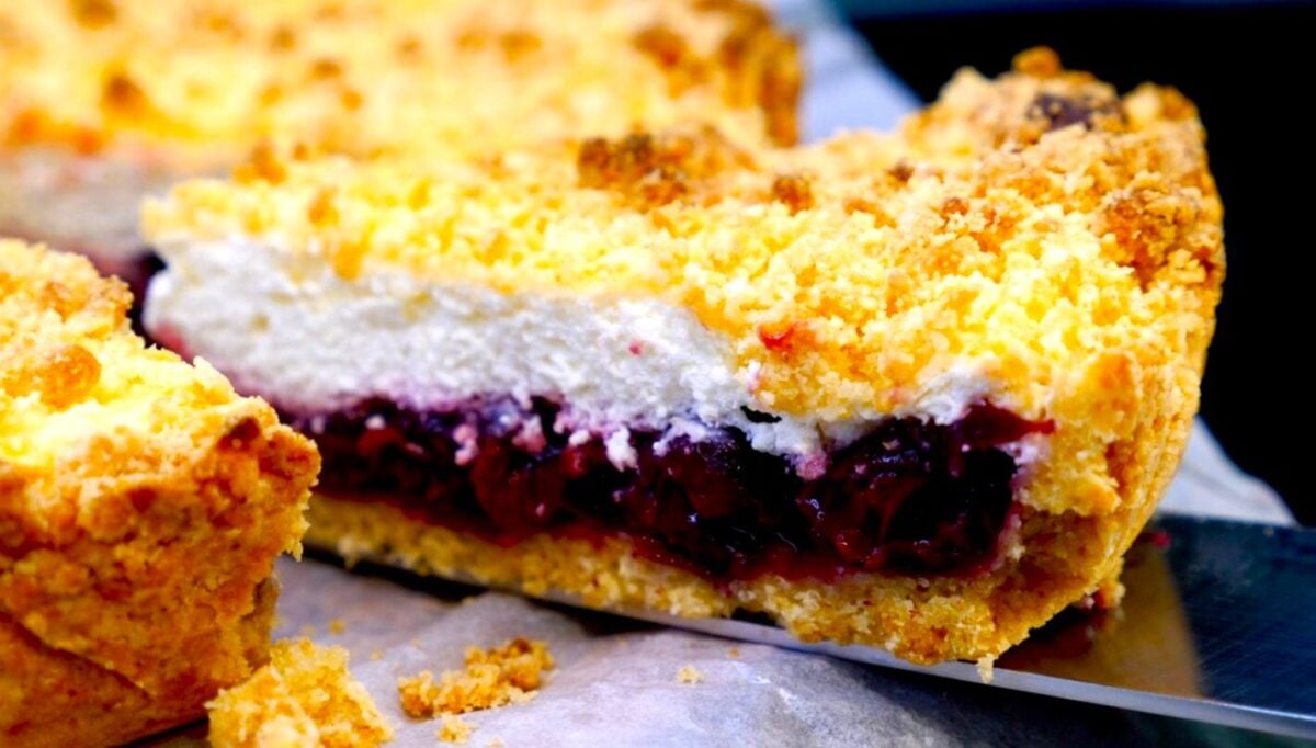 Сирний пиріг з вишнями, який печу круглий рік: пухка начинка і хрустка крихта зверху - казковий смак