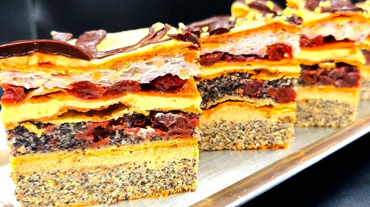 Принесла з роботи новий рецепт: пляцок "Мак у вишневому саду" - всім колективом печемо на Великдень