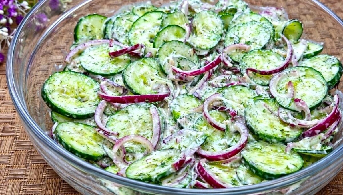Забудьте про майонез: ця заправка робить навіть простий салат з огірків смачнішим і кориснішим