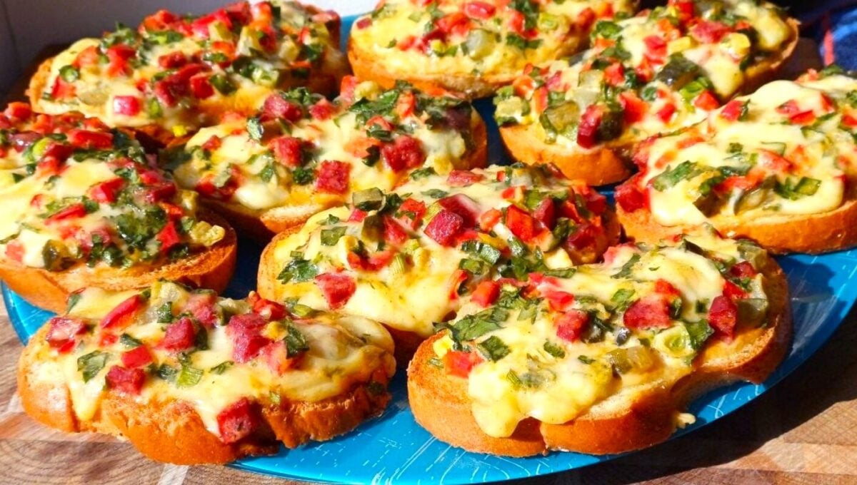 Нарізала батон і виклала все, що було в холодильнику - вийшла така смакота, що не встигли охолонути