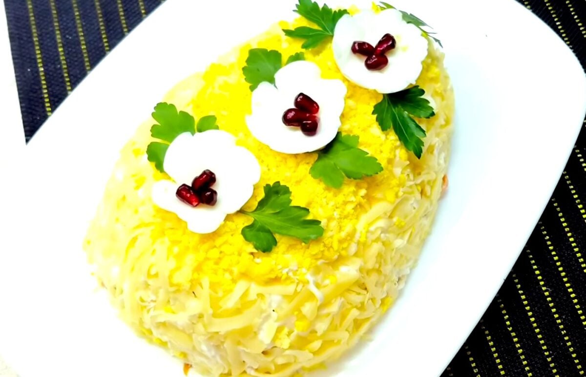 Здивувала всю родину: салат "Крашанка" на Великдень за 10 хвилин - виглядає як шедевр