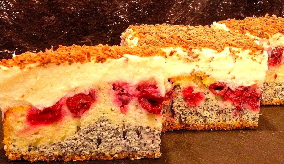 Люблю напекти на свята файних пляцків: "Вишенька в снігу" одним коржем - ефектний на святковий стіл