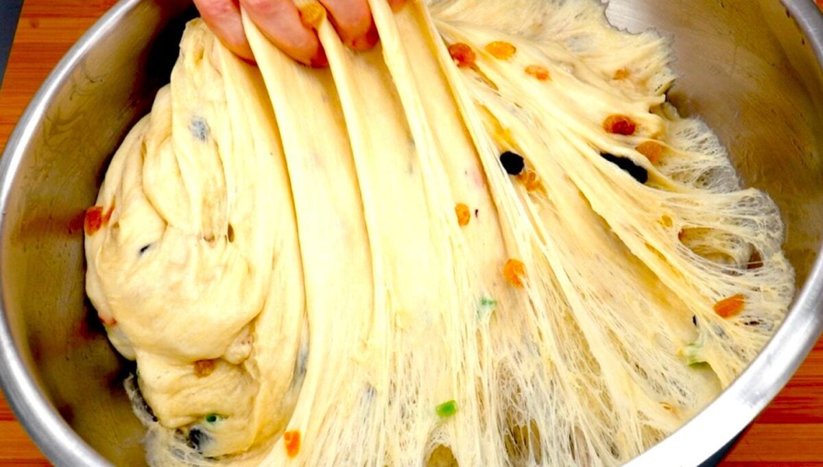 Знайшла на пасіці дідуся старий бабусин рецепт: Медова паска, волокниста і довго не черствіє