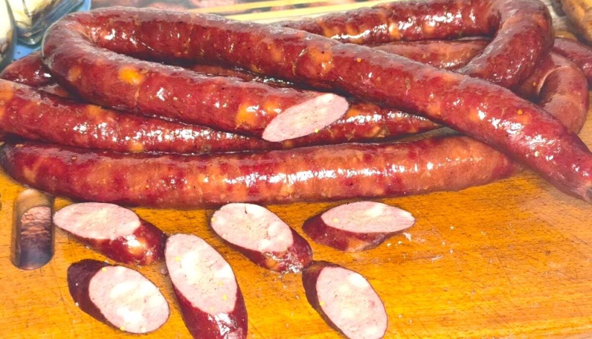 Так, як готує ковбасу на Великдень дідо, не вміє ніхто: ідеальні пропорції і Мармуровий делікатес в кошику