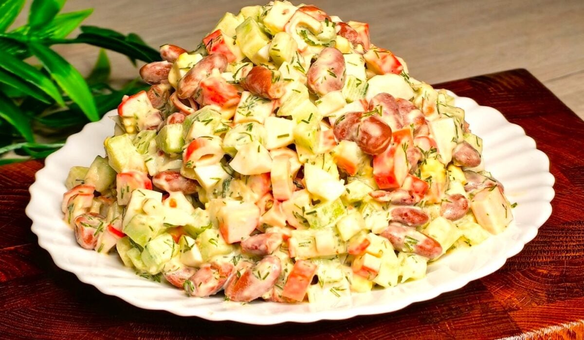 Салат з крабових паличок готую тепер так: дуже просто, а так смачно, що з'їдають першим