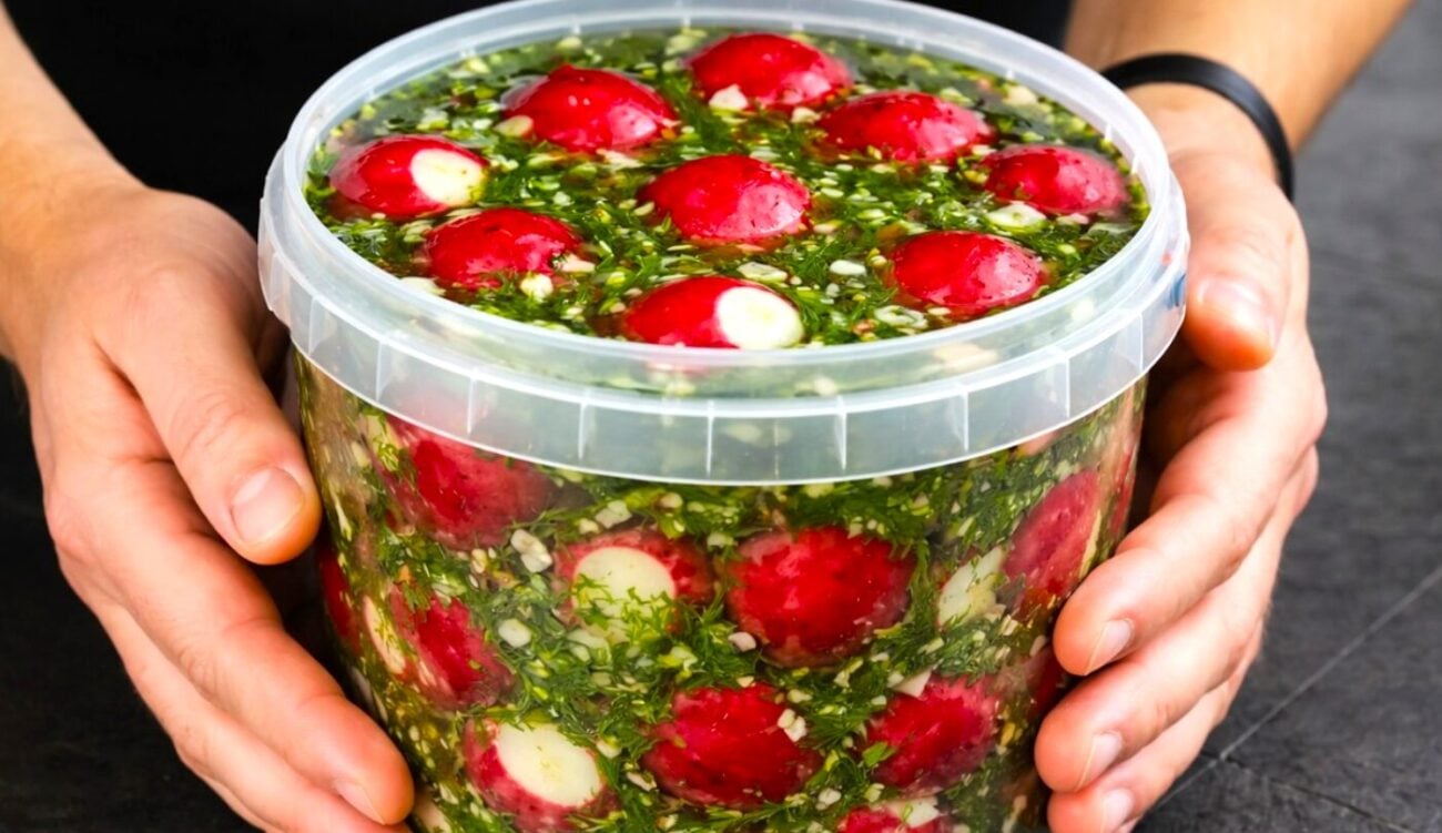 Завжди готую навесні: хрумка квашена редиска за 3 дні! Пікантна закуска, яка зникає першою зі столу