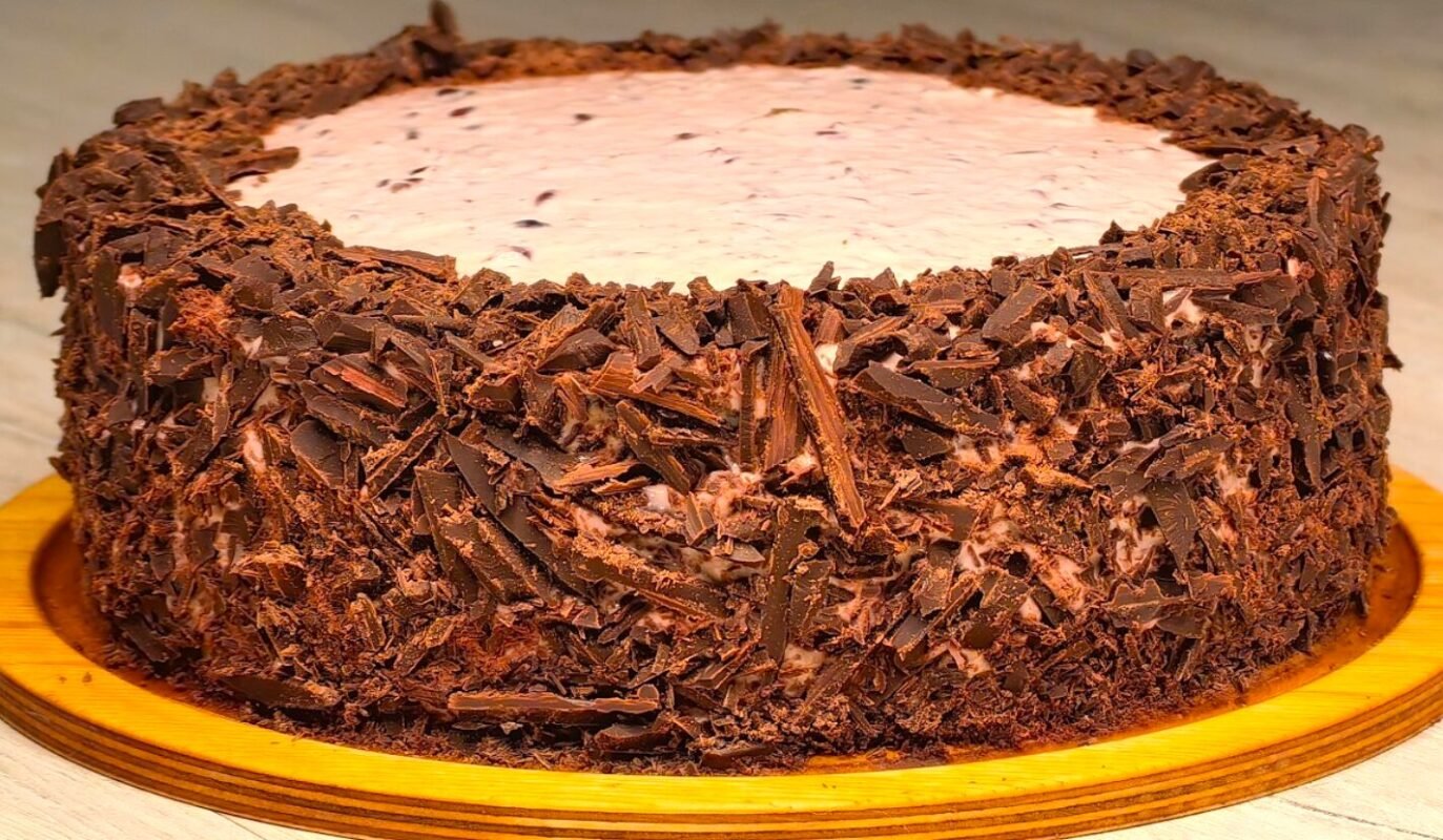 Рецепт в записнику відзначила червоним: торт На кефірі за 15 хвилин! Швидкий і смачний