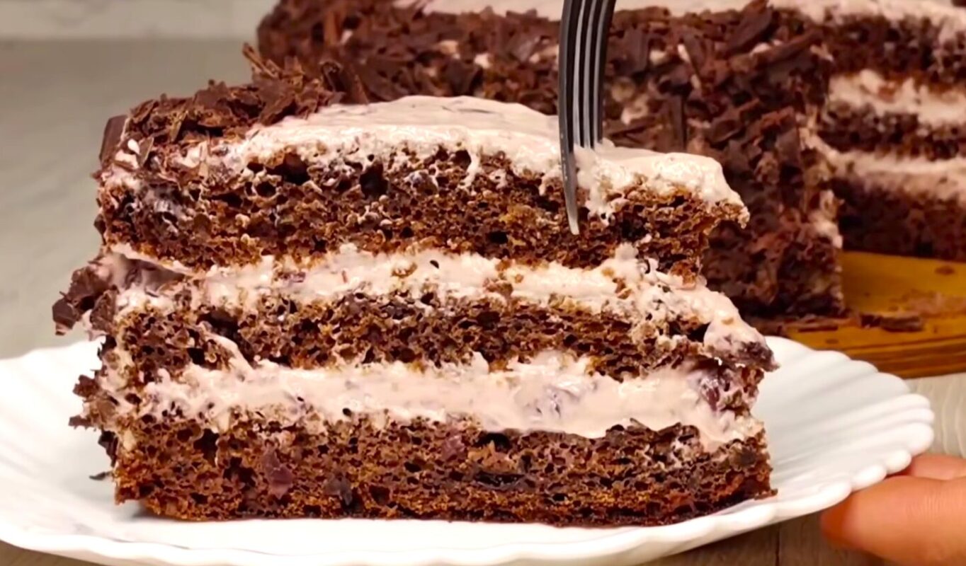 шоколадний торт на кефірі зі смородиновим варення