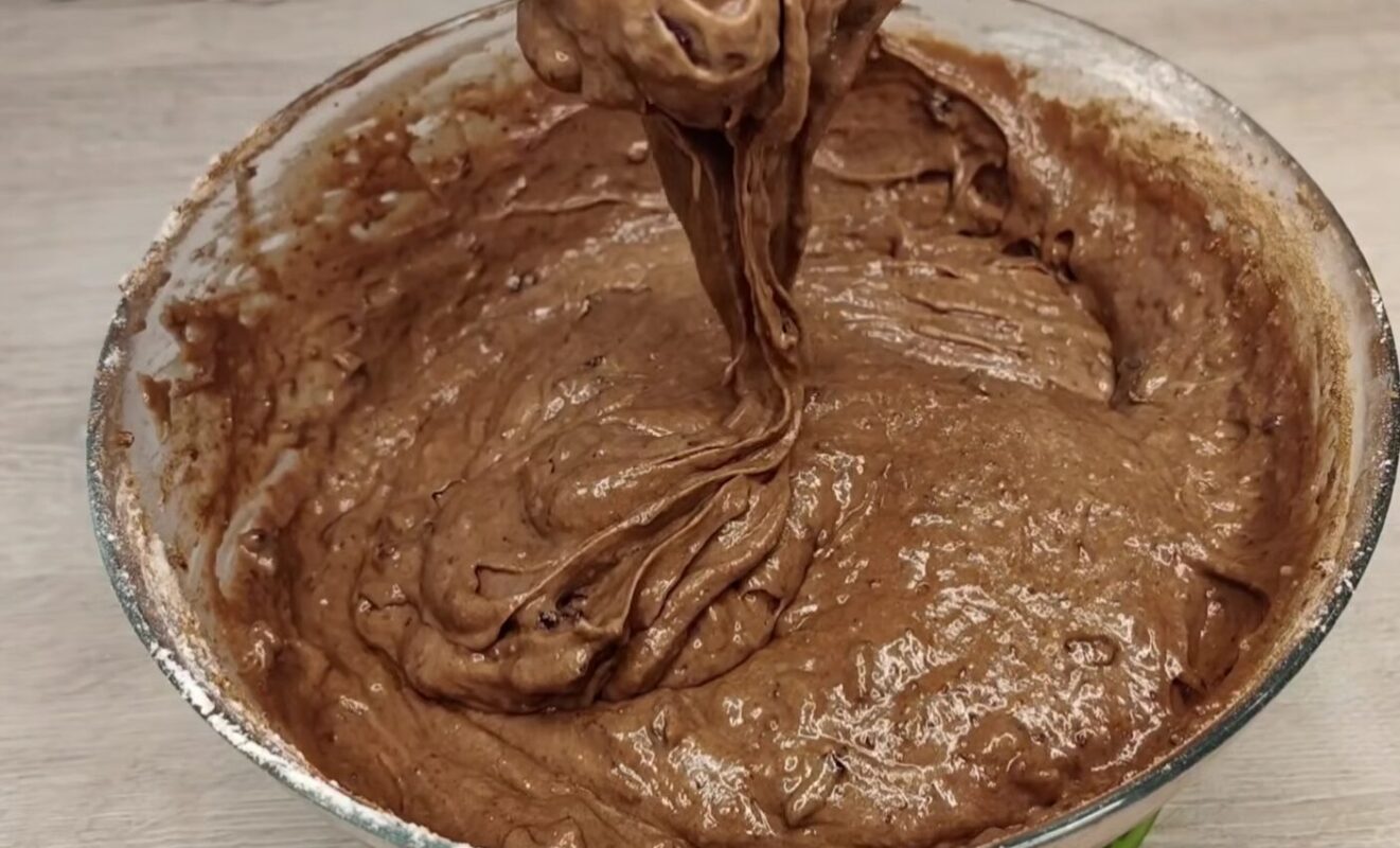 шоколадний торт на кефірі зі смородиновим варення