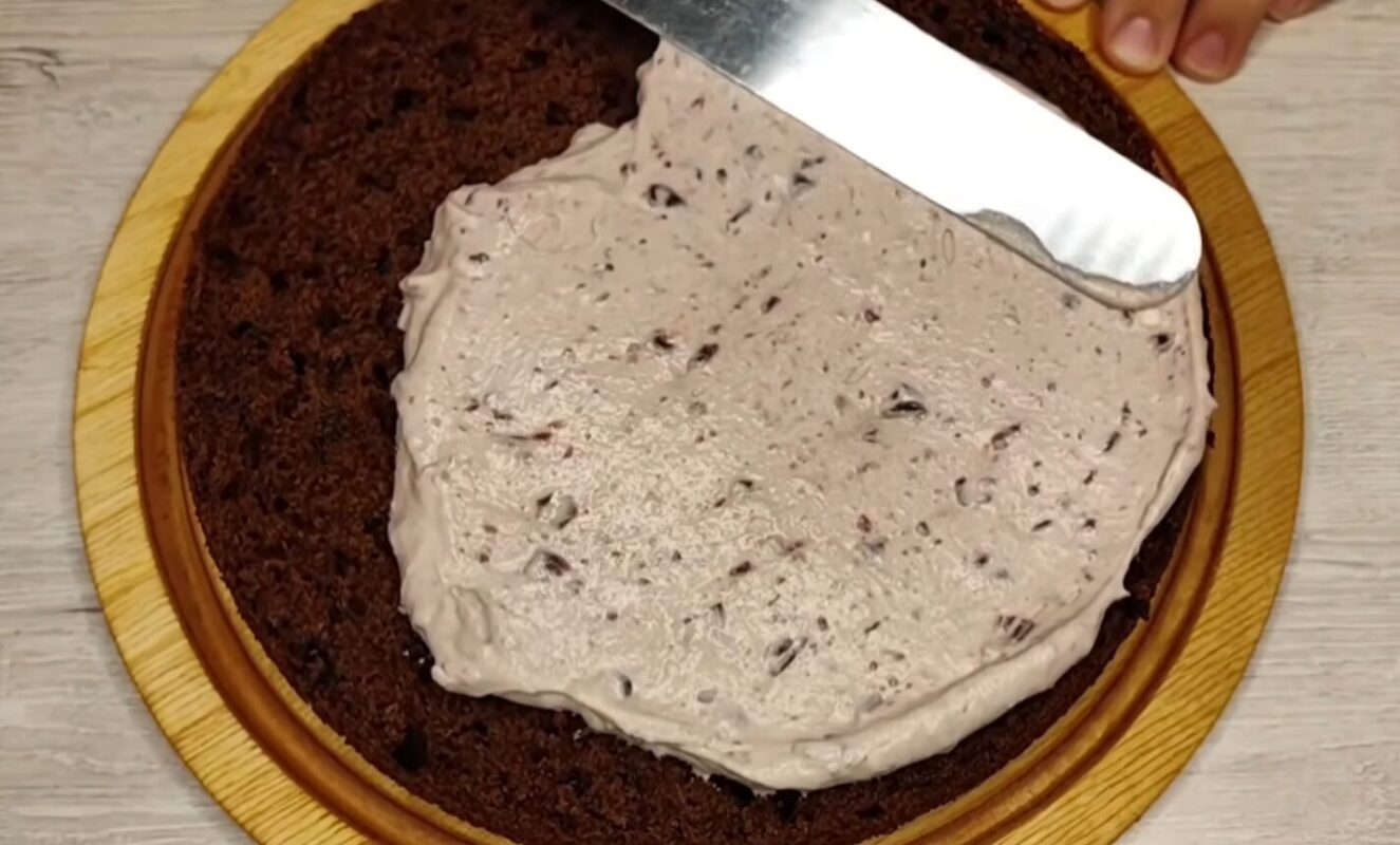 шоколадний торт на кефірі зі смородиновим варення