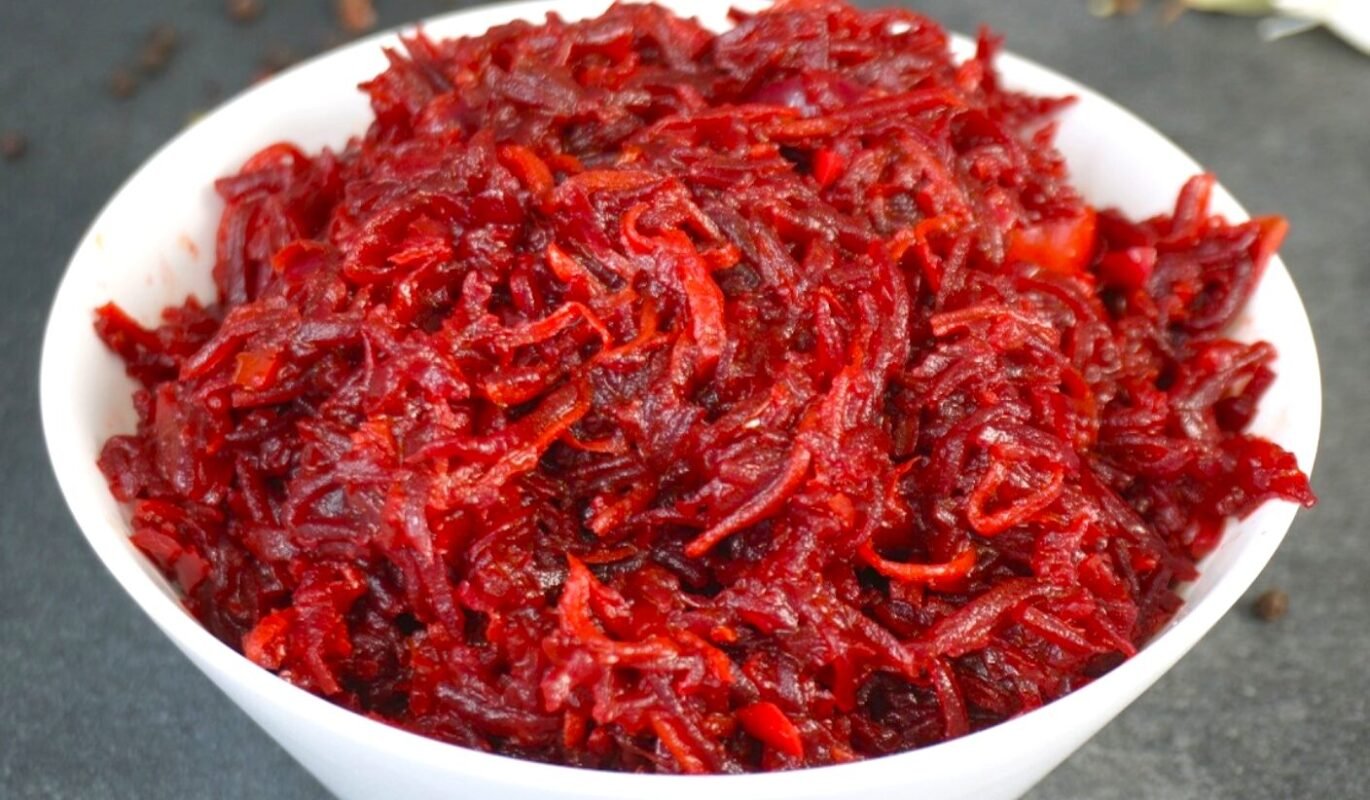 Готую одразу велику каструлю на цілий тиждень: салат з буряка "Пальчики оближеш"