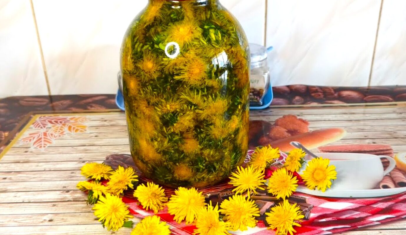 Бабуся готувала цю настоянку щороку і казала: запиши доню рецепт! З кульбаби помічна при всьому