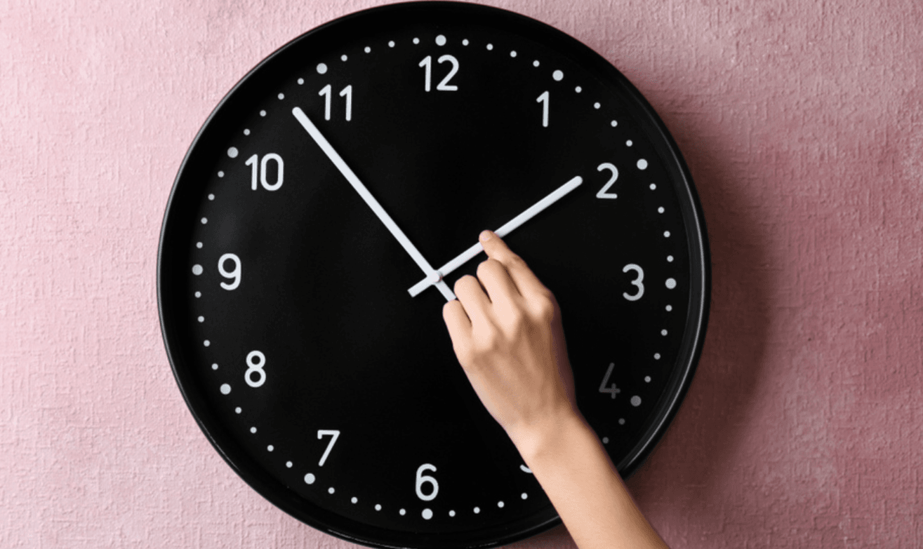 Перехід на зимовий час 26 жовтня 2025: Чи скасують переведення годинників в Україні та як мінімізувати шкоду для здоров'я?