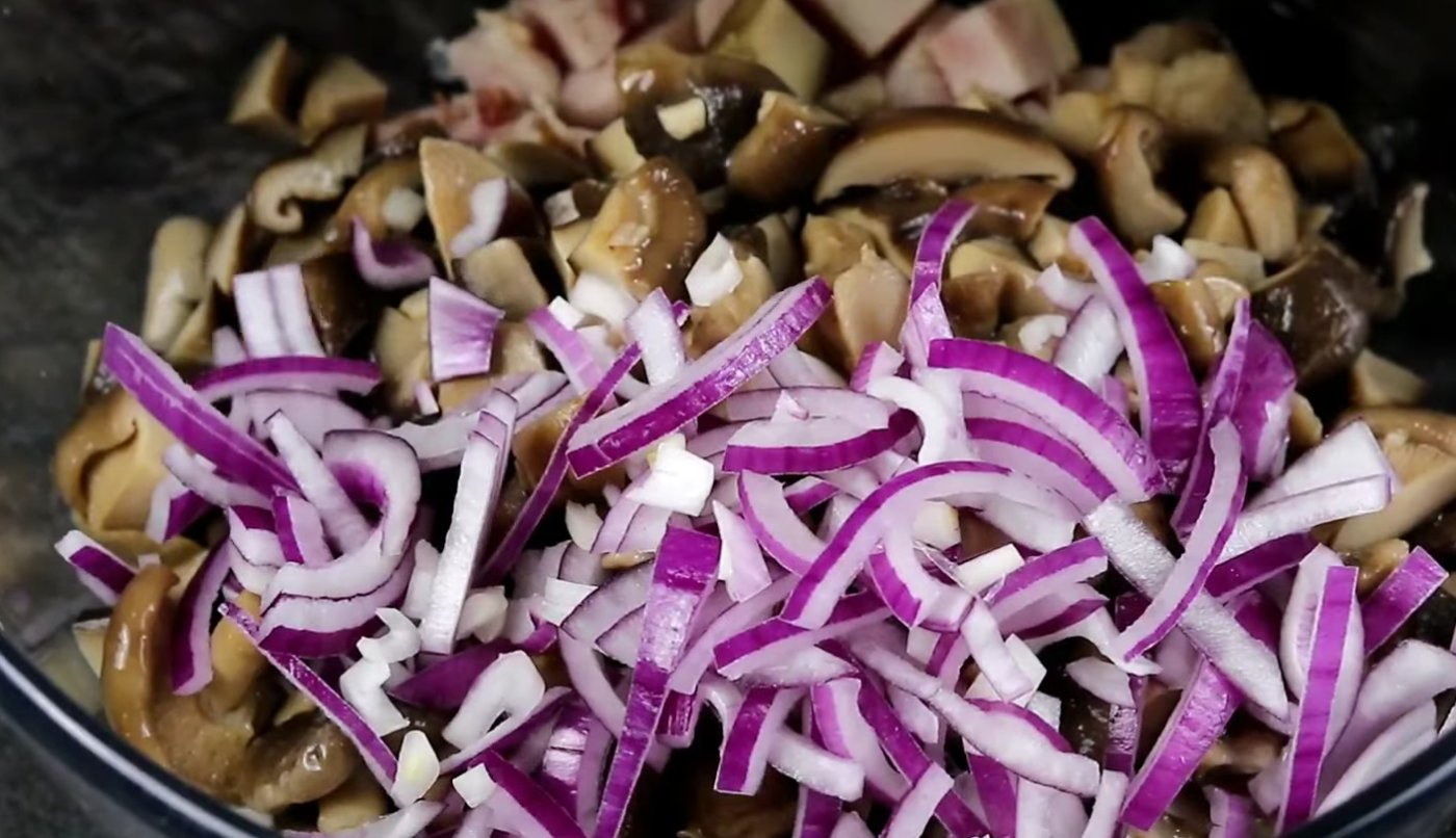 салат з копченою куркою, грибами та квасолею