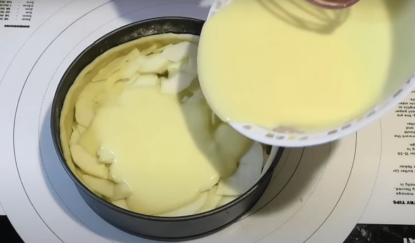 яблучний пиріг з сметанною заливкою